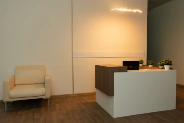 Кресло для посетителей клиники и стойка администратора